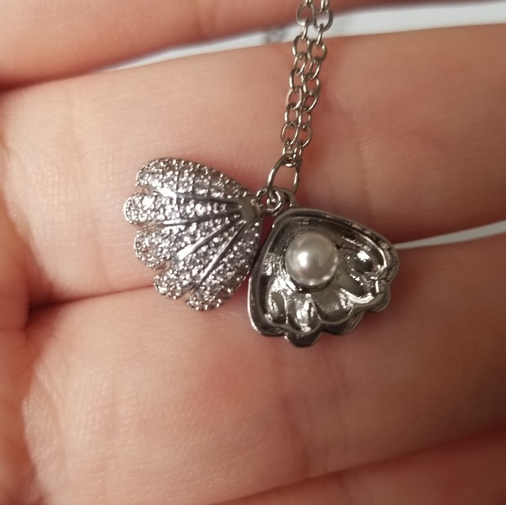 Rhinestone Pearl Seashell Necklace - Picture 4 of 4